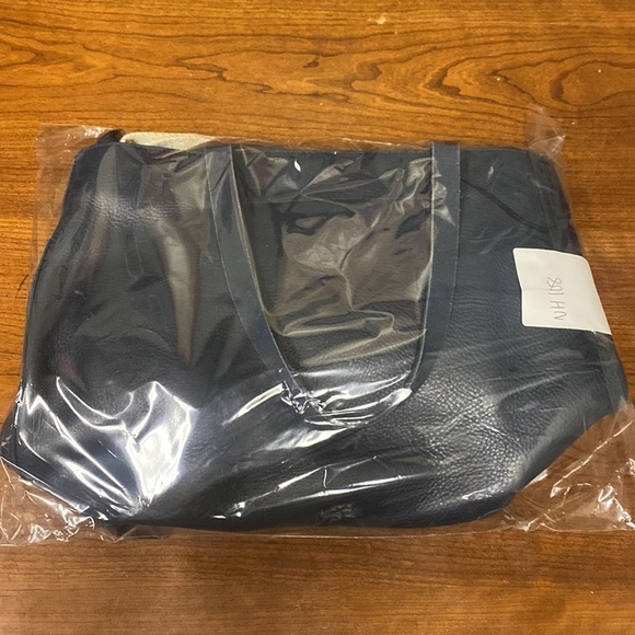 MadeWell Item NH108The Zip-Top Medium Transport Tote - Picture 3 of 4